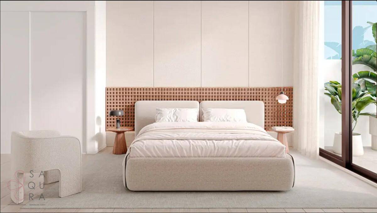 Modernes Schlafzimmer mit hellem Doppelbett, Holzakzenten und Zugang zu einem Balkon.