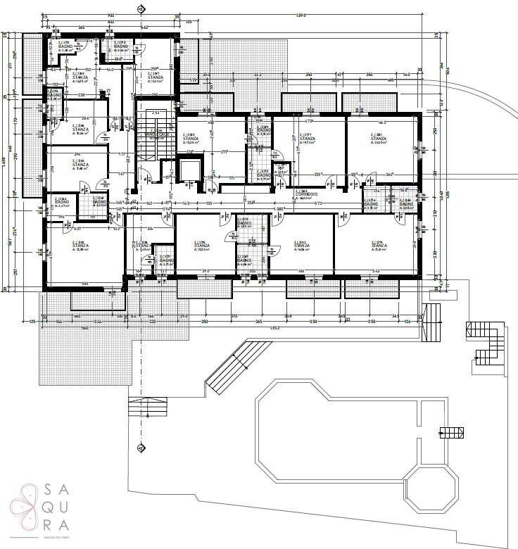 Architektonischer Grundriss mit Maßangaben, der die Raumaufteilung und den Außenbereich zeigt.