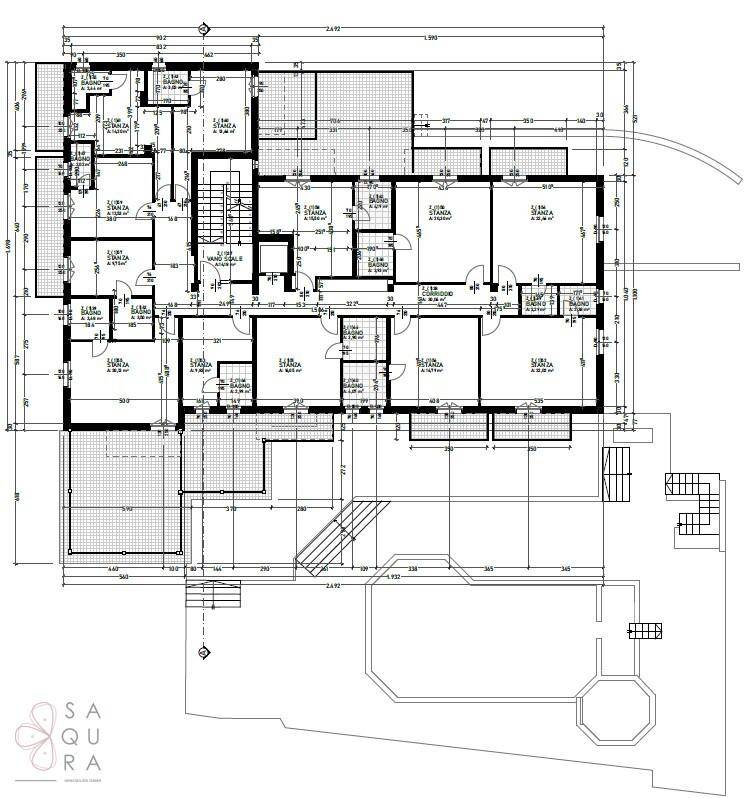 Detaillierter Grundriss des Gebäudes mit mehreren Wohneinheiten und angrenzendem Außenbereich mit Pool.