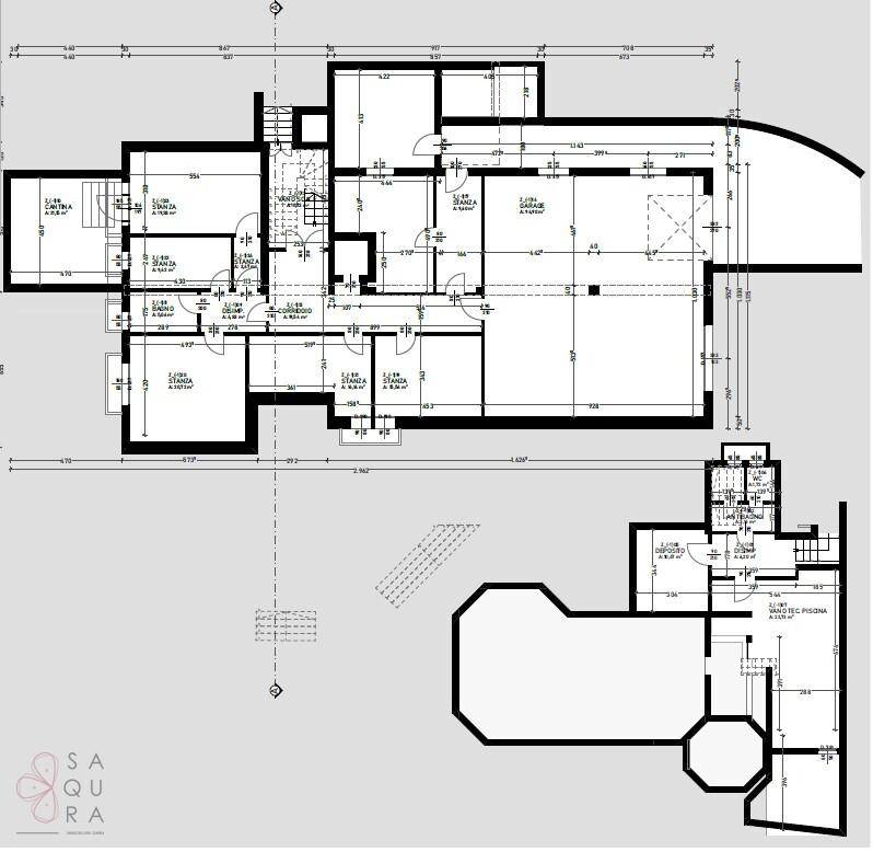 Gesamtgrundriss des Gebäudes mit verschiedenen Ebenen und dem angrenzenden Poolbereich.
