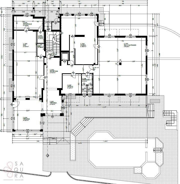 Grundriss des Erdgeschosses mit Rezeption, Essbereich und Zugang zu Terrassen und dem Pool.