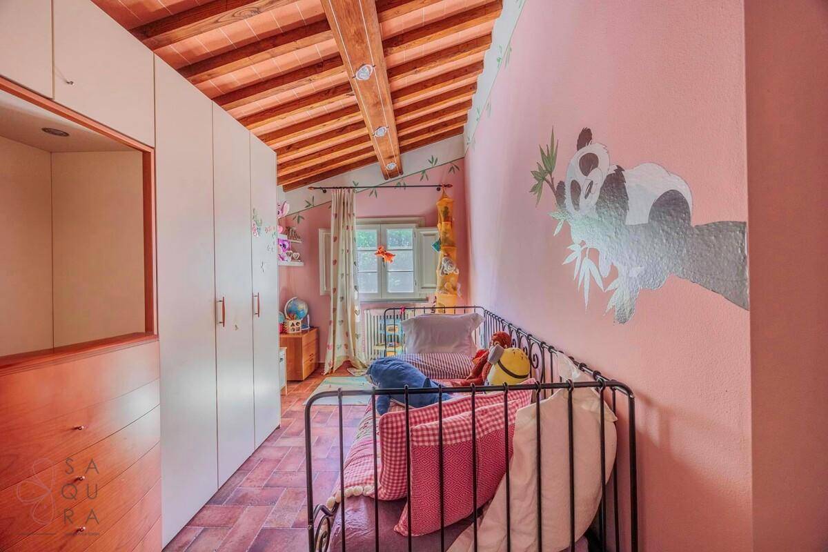 Helles Kinderzimmer mit Einzelbett, Panda-Wanddekoration und Einbauschränken.