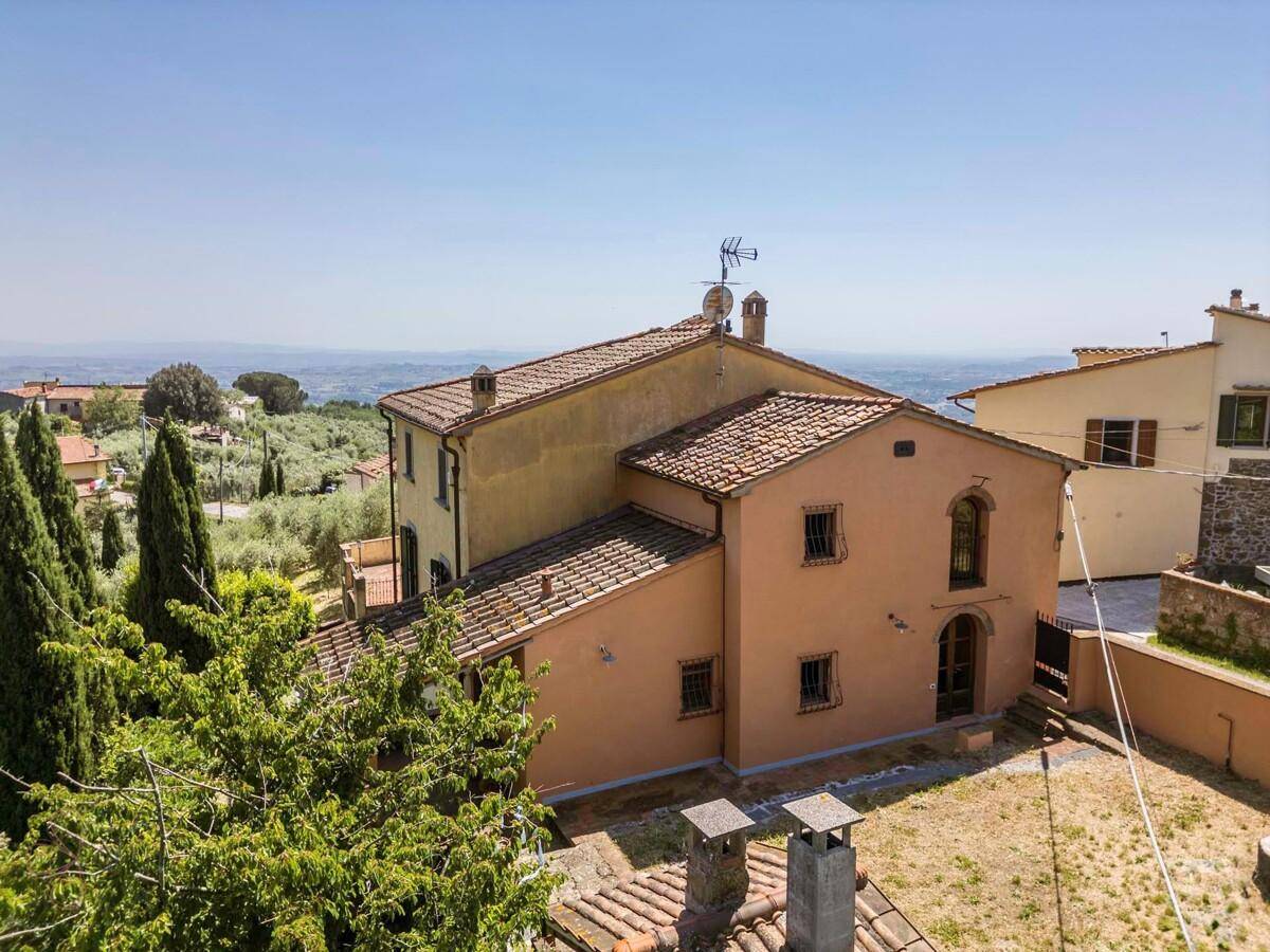 Ansicht des traditionellen Hauses von oben mit weitem Blick über die hügelige Landschaft.
