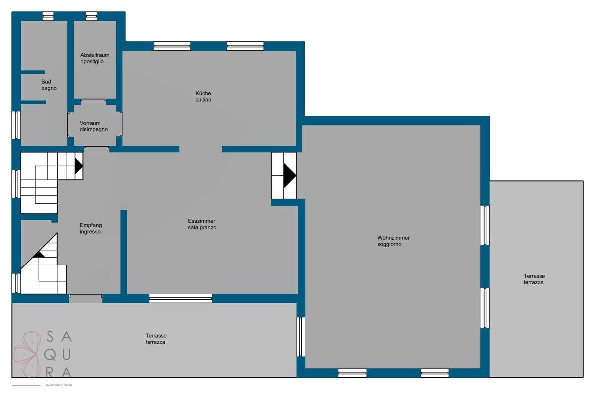 Grundriss des Erdgeschosses mit offenem Wohnbereich, Küche, Esszimmer und zwei Terrassen.