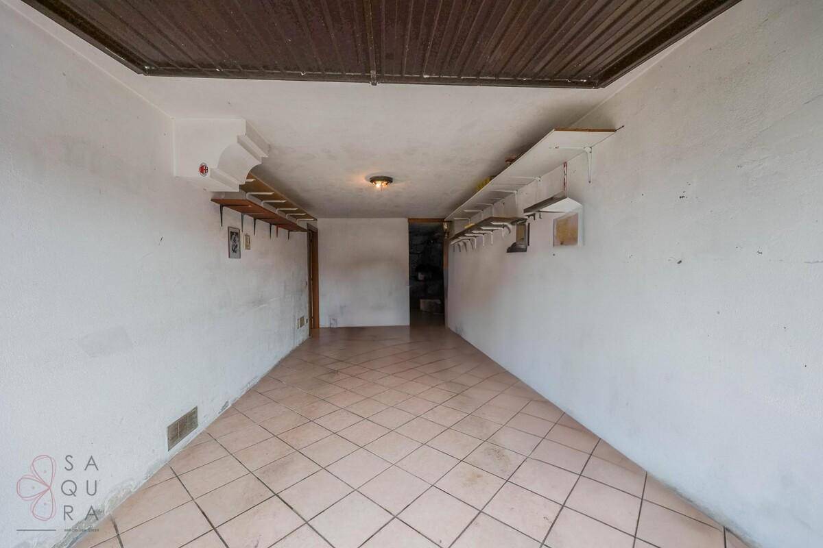 Leerer Raum mit Fliesenboden und Holzdecke, ideal als Abstellraum oder Werkstatt nutzbar.