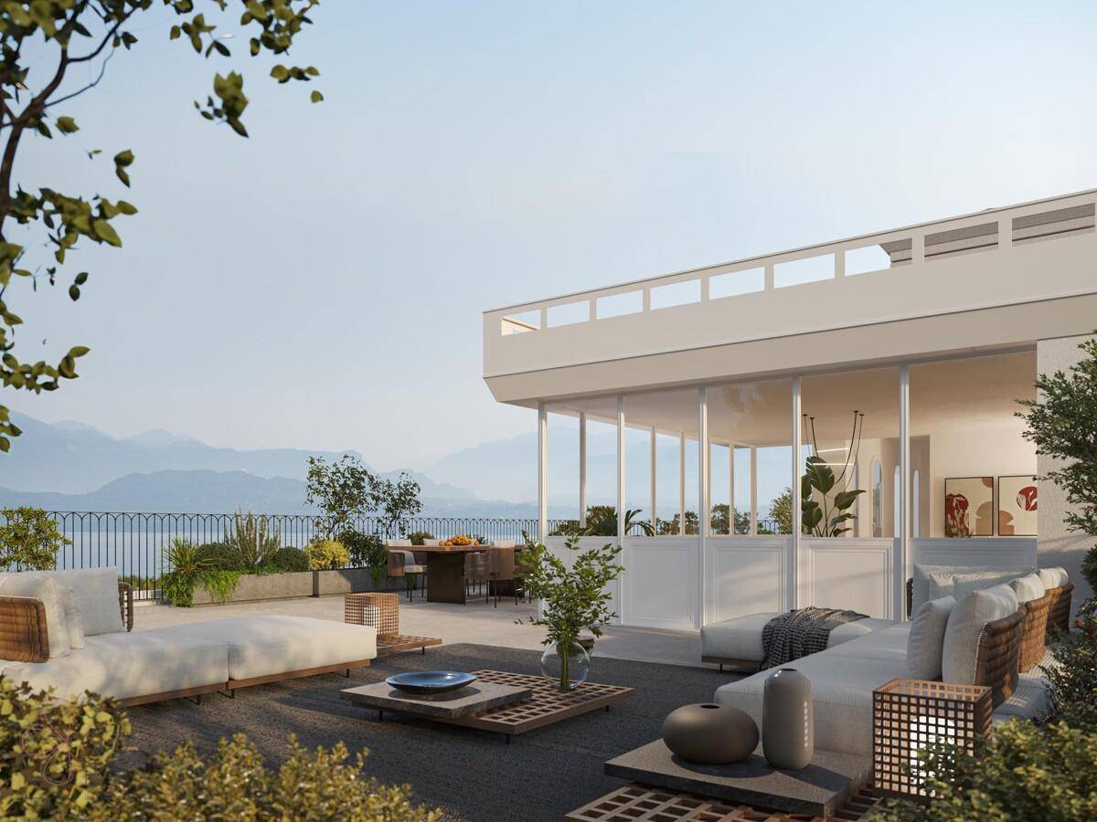 Weitläufige Dachterrasse mit luxuriösen Lounge-Möbeln und einem atemberaubenden Blick auf den See und die Berge.