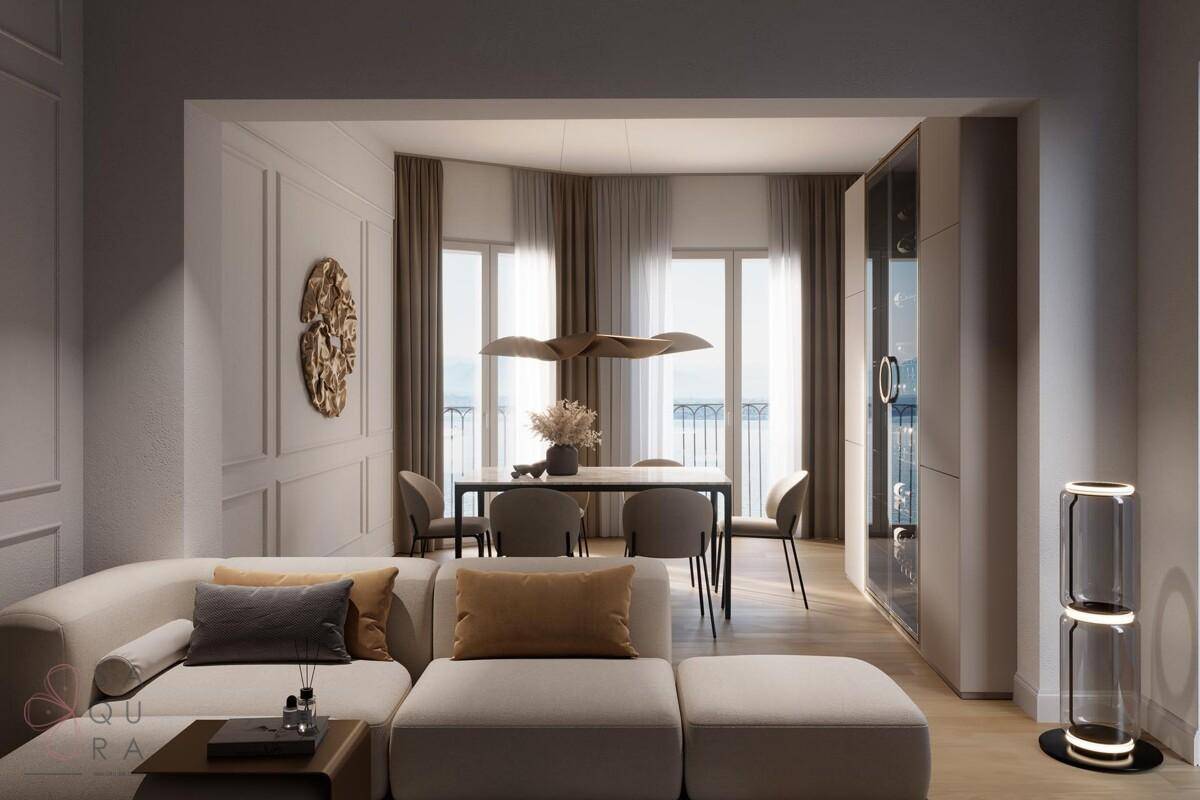 Stilvoller Wohn-Essbereich mit bequemer Couch und Essbereich mit Zugang zu einem französischen Balkon.