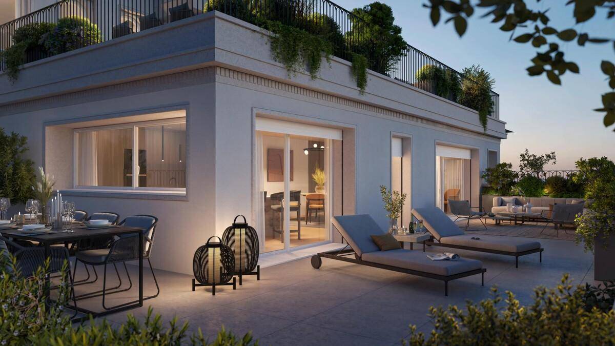 Geräumige Terrasse mit bequemen Liegestühlen und einem Esstisch, ideal für entspannte Abende im Freien.