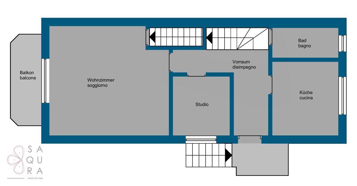 Grundriss des Erdgeschosses mit Wohnzimmer, Küche, Studio und Balkon.