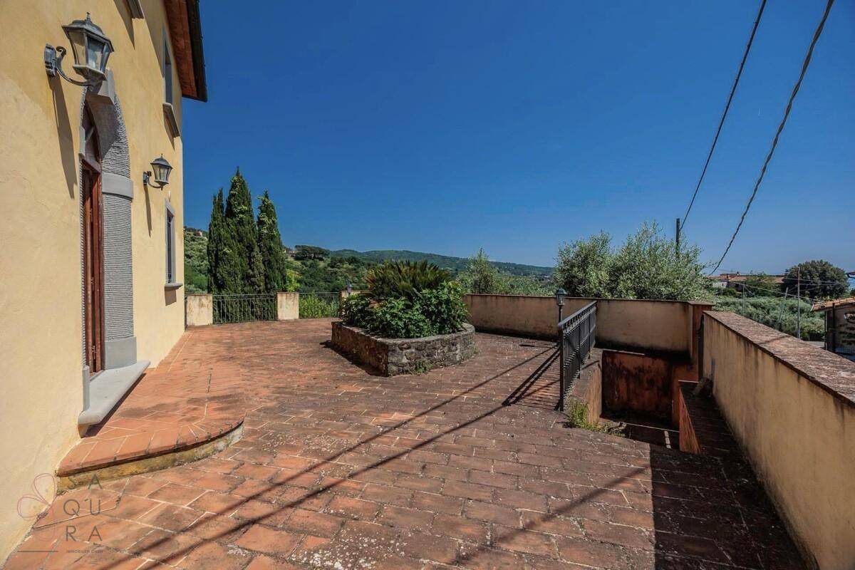 Weitläufige Terrasse mit Terrakottafliesen und mediterranen Pflanzen, bietet einen schönen Ausblick.