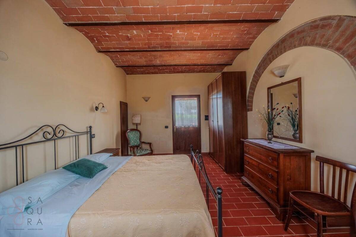 Gemütliches Schlafzimmer mit traditionellen Möbeln und charakteristischer Ziegelgewölbedecke.