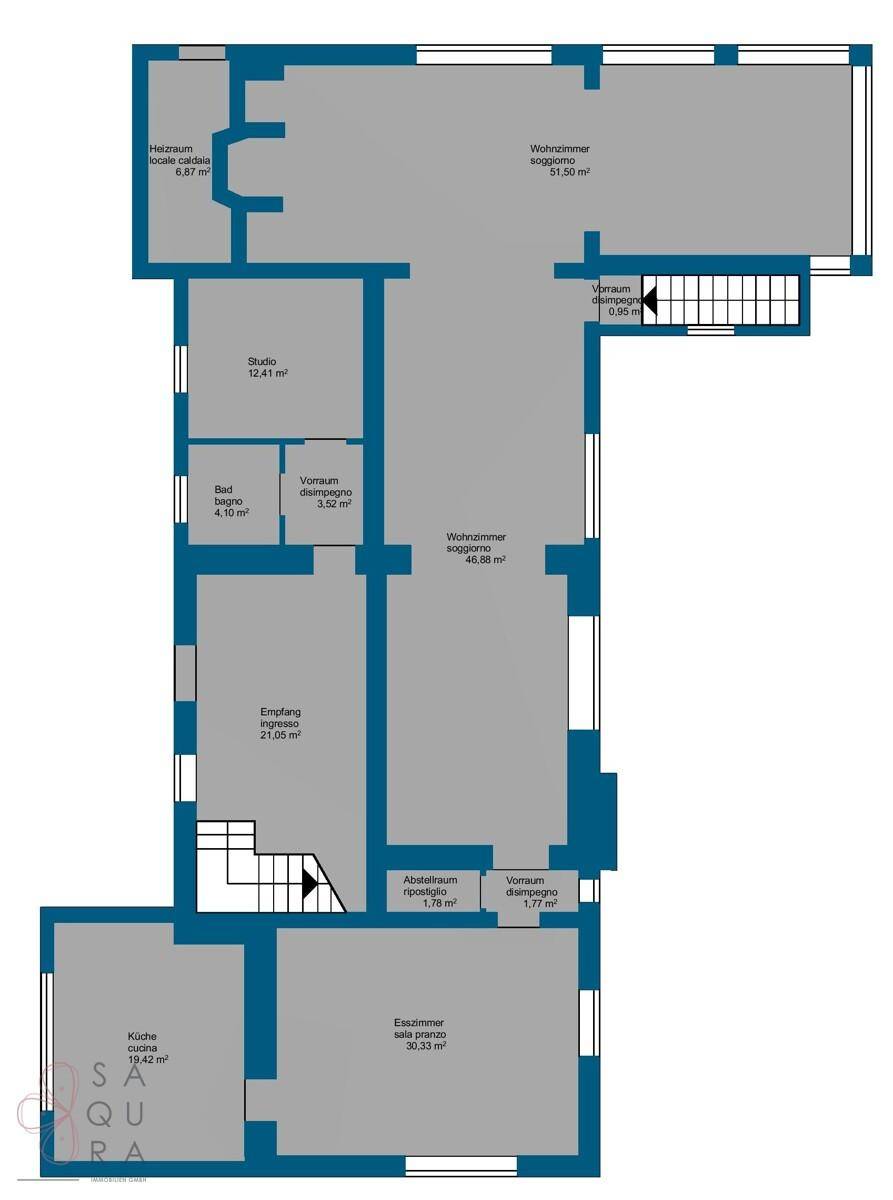 Grundriss des Erdgeschosses mit Wohnzimmer, Küche, Esszimmer und Studio.