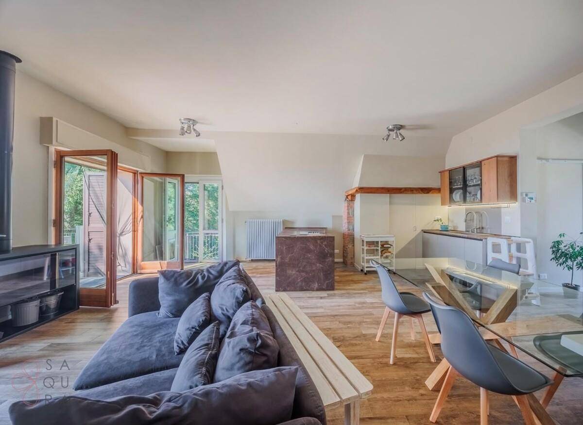 Geräumiger Wohnbereich mit bequemer Couch, Esstisch und integrierter Küchenzeile.