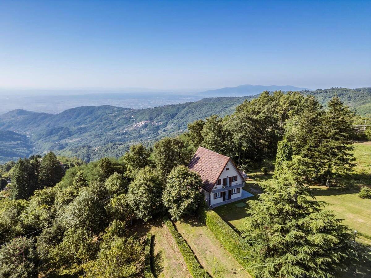 Malerisches Haus in den Bergen mit weitem Blick über die Landschaft und Täler.