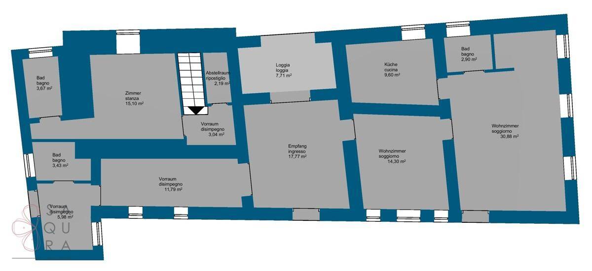 Grundriss des Erdgeschosses mit Wohnzimmer, Küche und Loggia.