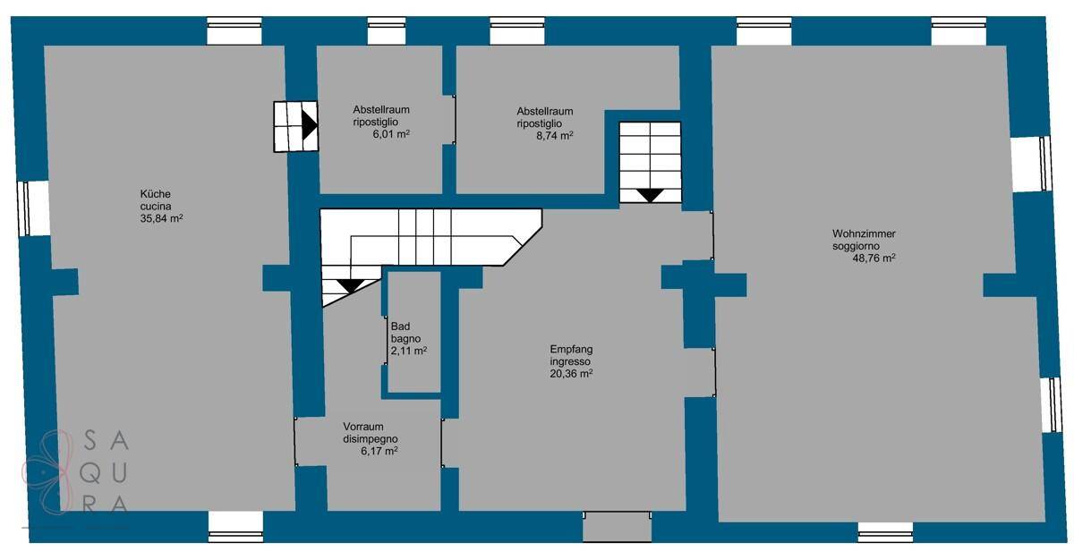 Grundriss des Erdgeschosses mit Küche, Wohnzimmer und Eingangsbereich, inklusive Bad und offenem Layout.