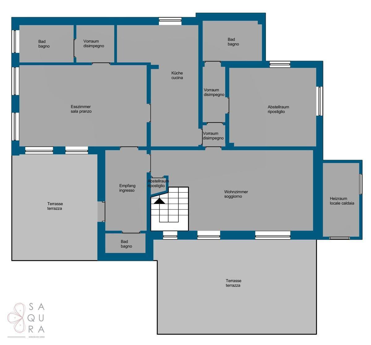 Grundriss des Erdgeschosses mit Wohnzimmer, Küche, Esszimmer und Terrassen.