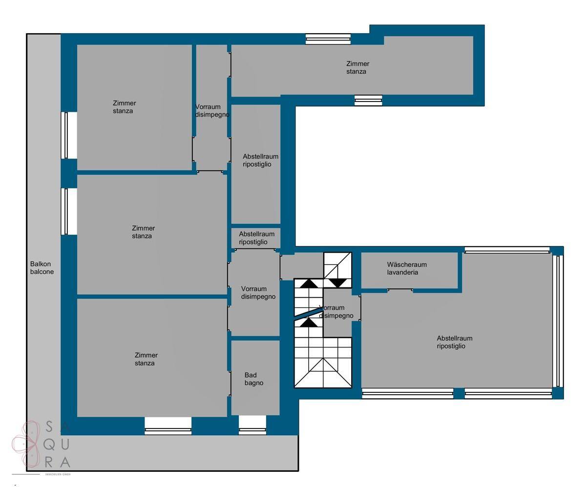Grundriss des Obergeschosses mit mehreren Zimmern, Bad, Abstellräumen und Balkon.