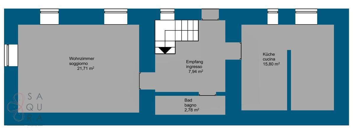 Grundriss des Erdgeschosses mit Wohnzimmer, Küche und einem Bad.