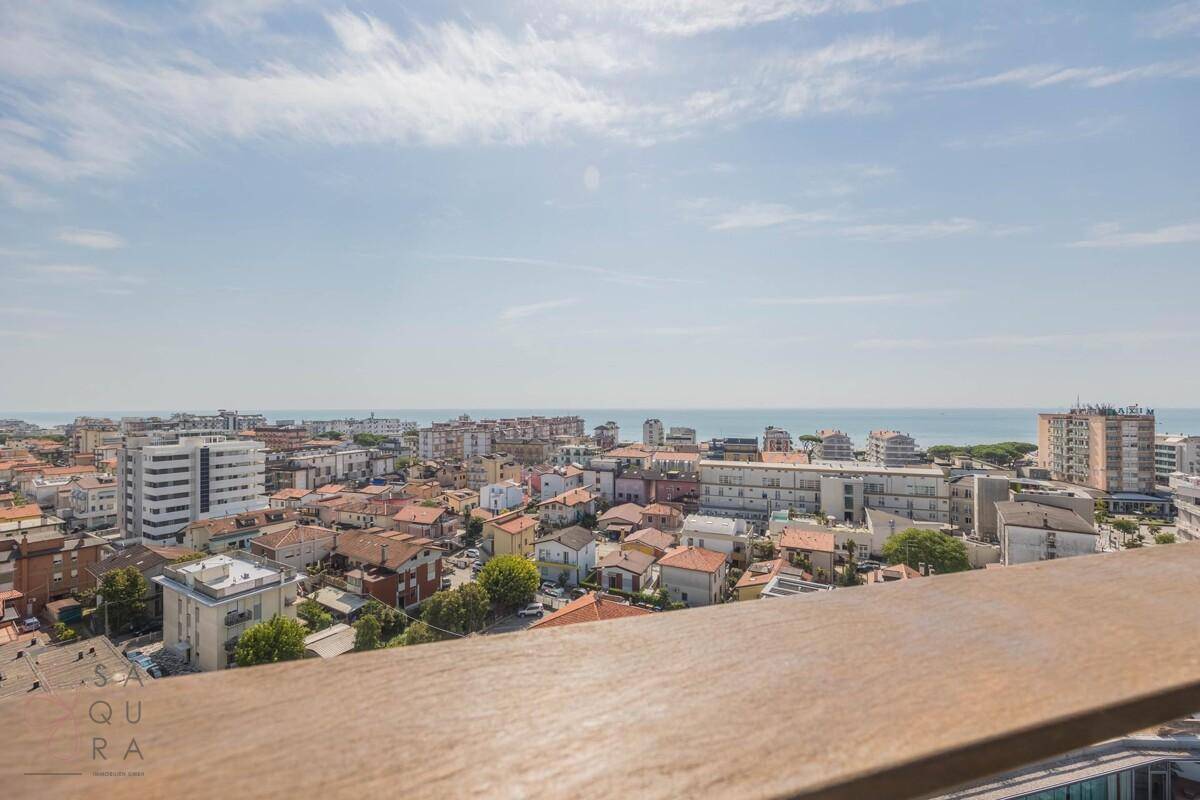 Panoramablick über die Stadt mit ihren Dächern und dem weiten Horizont des Meeres.