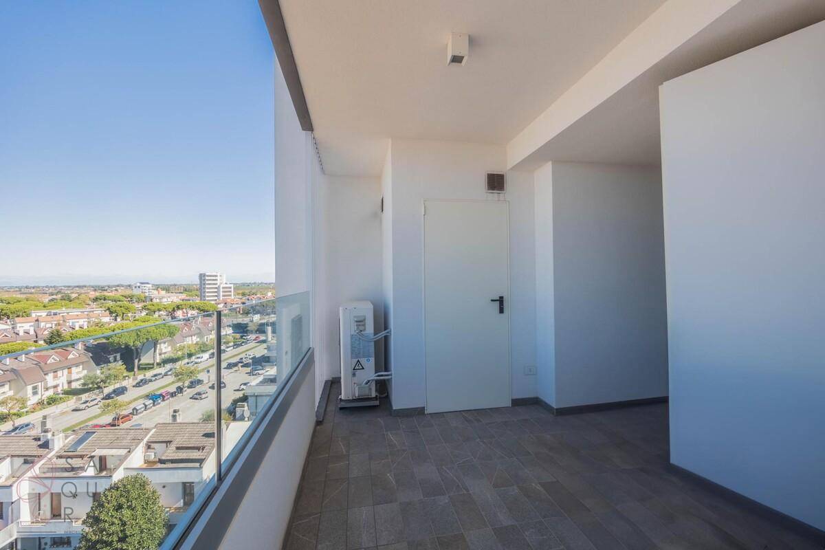 Geräumiger Balkon mit Fliesenboden und weitem Blick über die Stadt und die Umgebung.