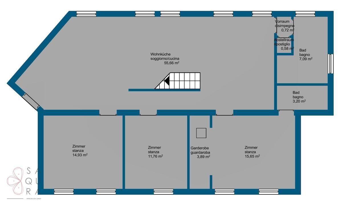 Grundriss der unteren Etage mit Wohnküche, drei Zimmern, zwei Bädern und Abstellräumen.