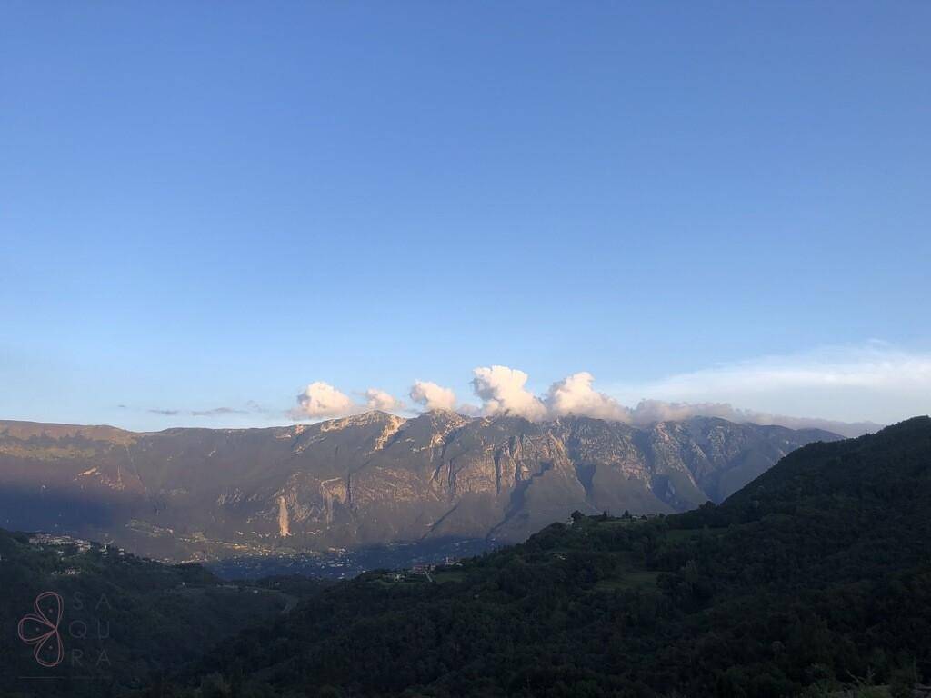 Malerischer Panoramablick auf die majestätischen Berge und das Tal unter einem blauen Himmel.