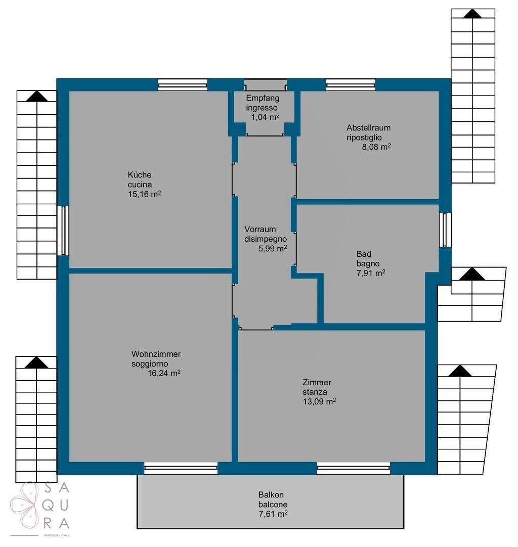 Grundriss der oberen Etage mit Küche, Wohnzimmer, Schlafzimmer und Balkon.