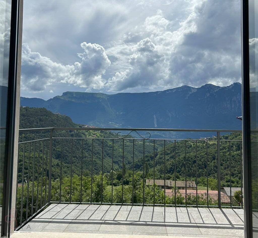 Balkon mit Metallgeländer und atemberaubendem Blick auf die umliegende Berglandschaft.