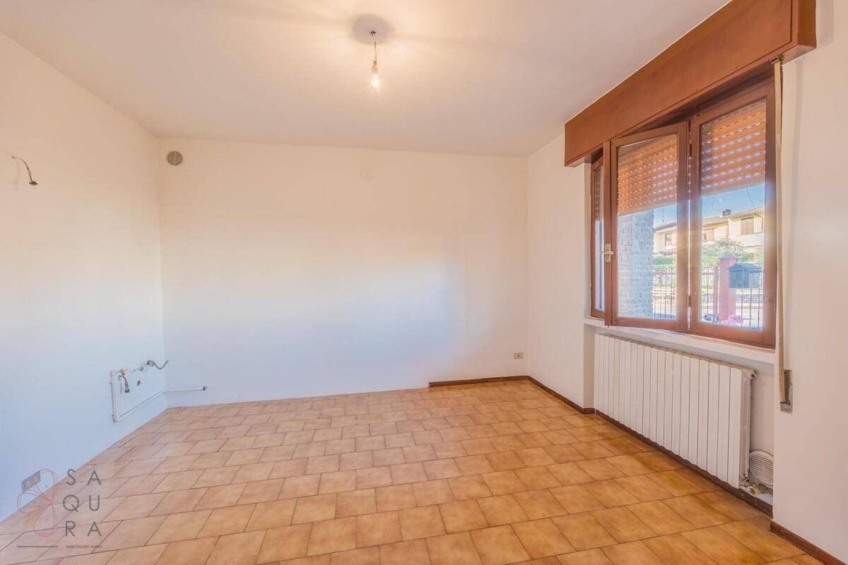 Geräumiges Zimmer mit Fliesenboden und großem Fenster, ideal als Schlaf- oder Arbeitszimmer.