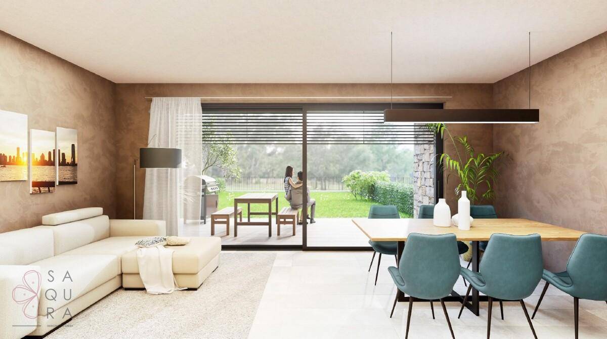 Heller Wohn-Essbereich mit großen Fensterfronten und direktem Zugang zum grünen Garten.