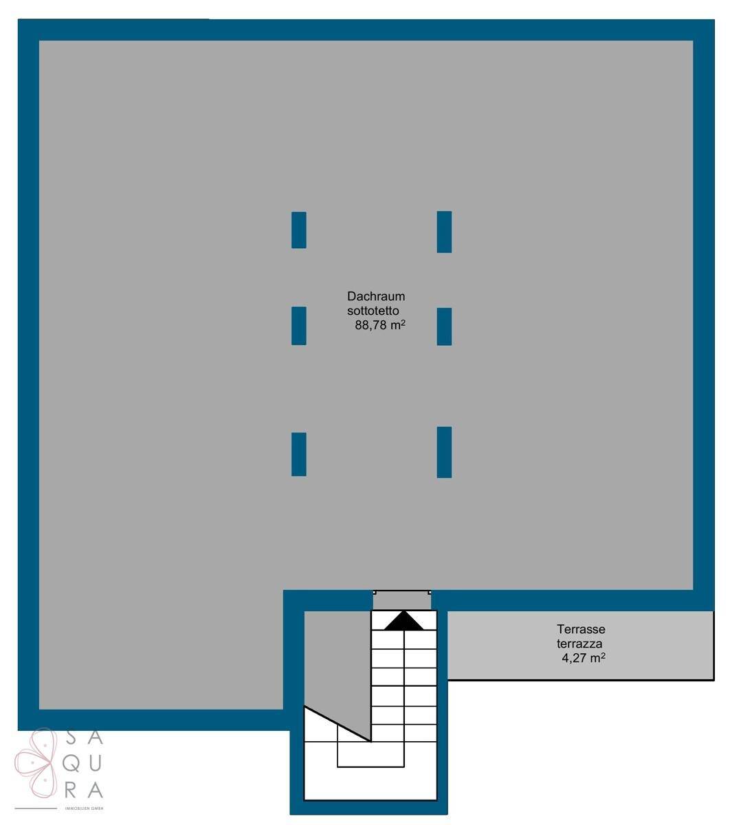 Grundriss des Dachgeschosses mit großem Dachraum und einer angrenzenden Terrasse.