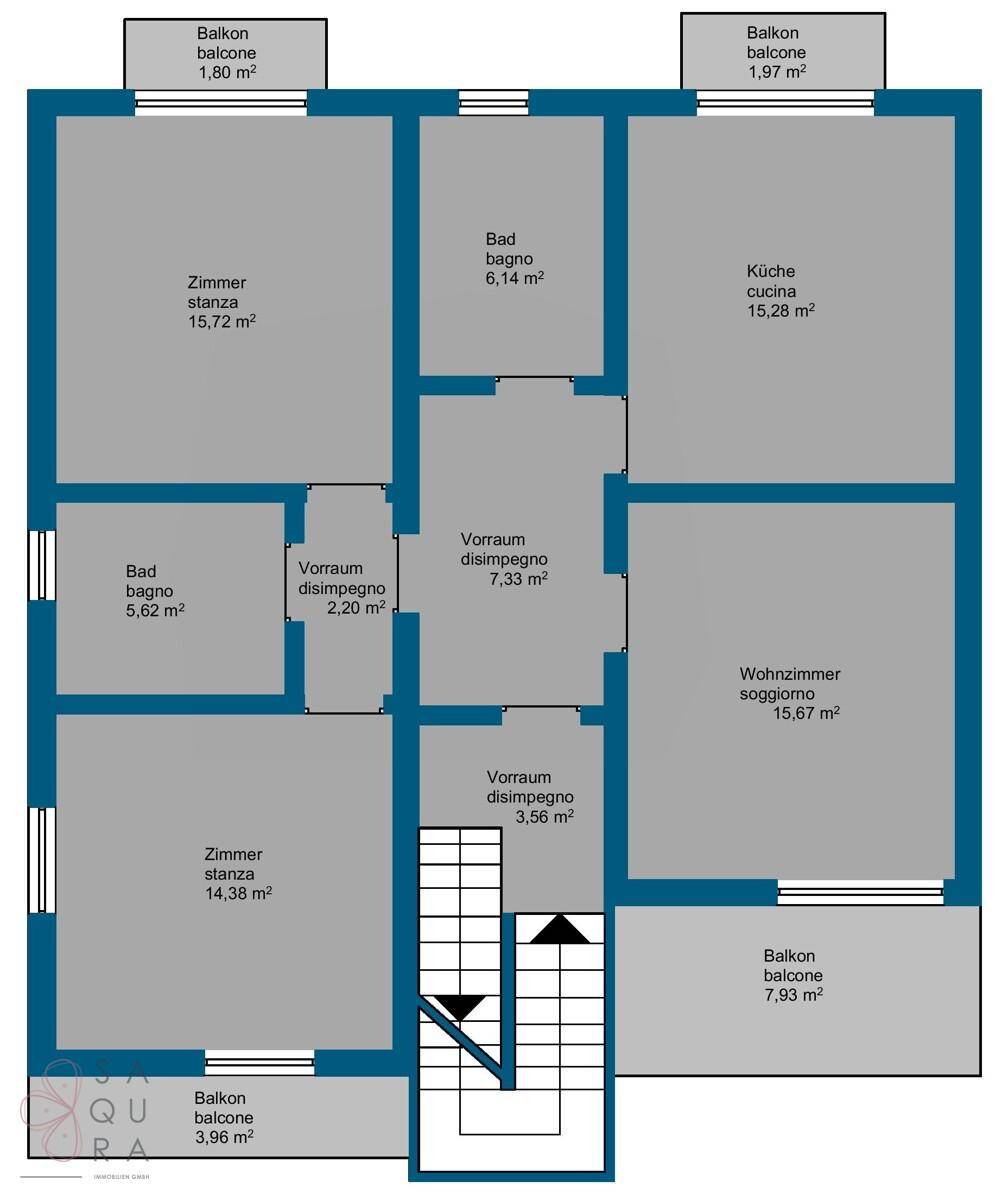 Grundriss der Hauptebene mit mehreren Zimmern, zwei Bädern, Küche, Wohnzimmer und Balkonen.