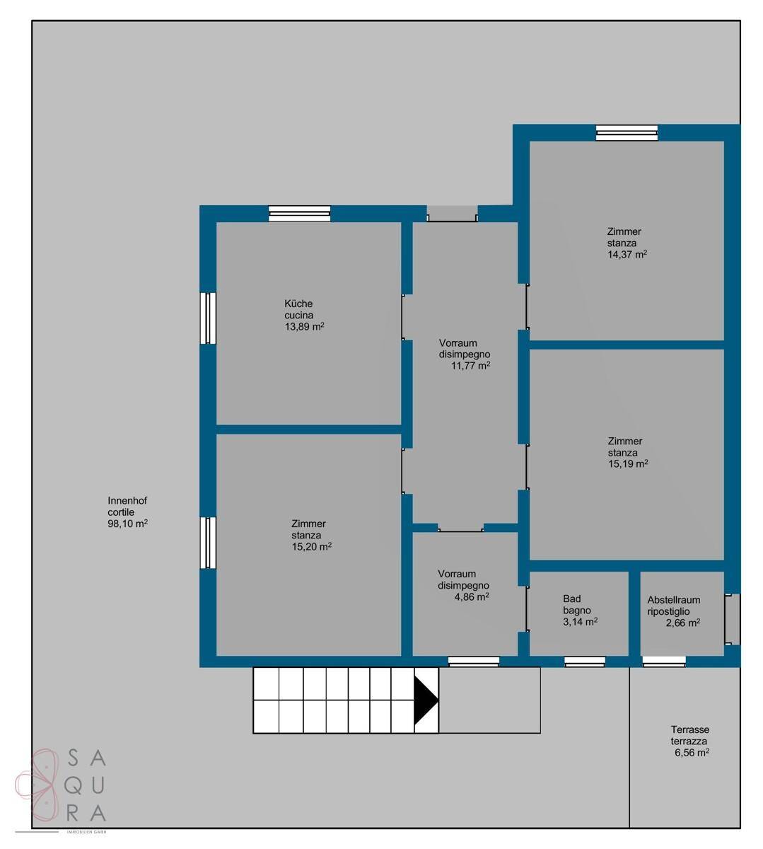 Grundriss der unteren Ebene mit Zimmern, Küche, Bad, Abstellraum, Terrasse und Innenhof.