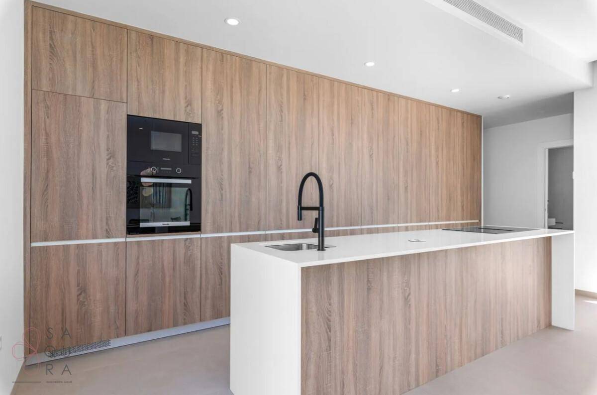 Elegante Holzküche mit integrierten Geräten und minimalistischem Design.