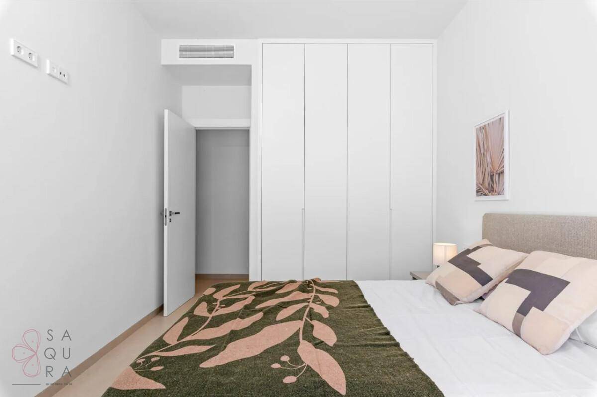 Helles Schlafzimmer mit geräumigen Einbauschränken und modernem Design.