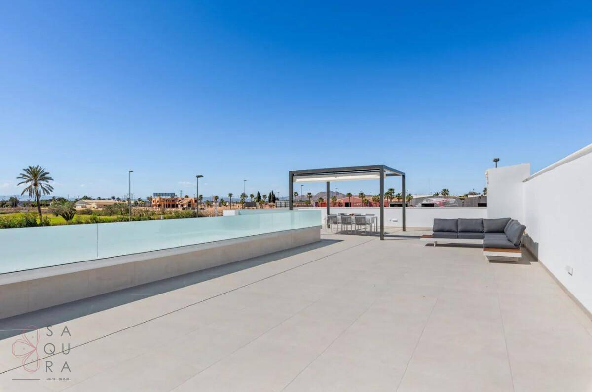 Große Dachterrasse mit bequemer Lounge-Ecke und weitem Blick über die Landschaft.