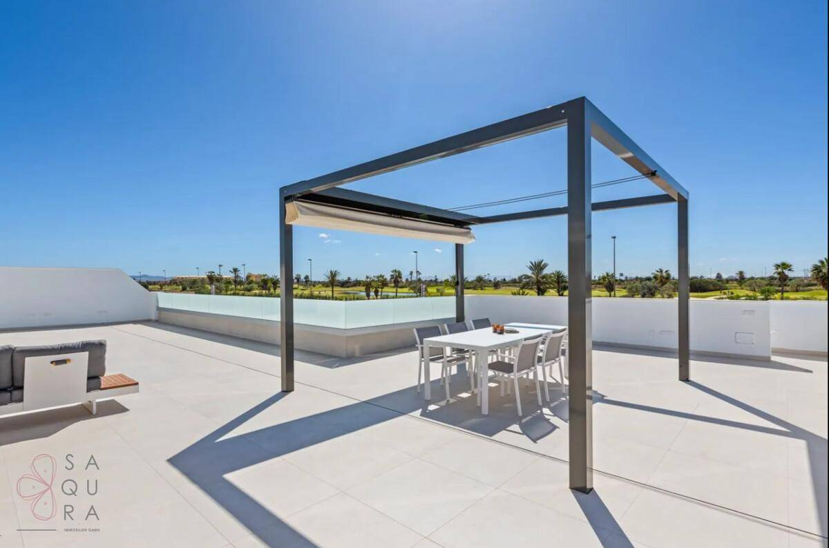 Weitläufige Dachterrasse mit Pergola, Essbereich und Panoramablick auf die Umgebung.