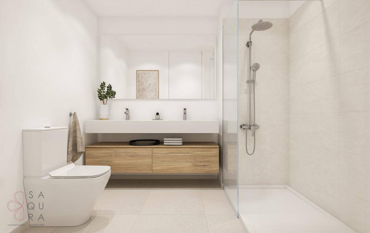 Modernes Badezimmer mit begehbarer Dusche, WC und Doppelwaschbecken mit Holzunterschrank.