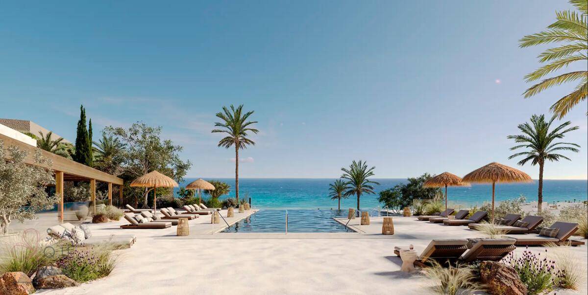 Infinity-Poolbereich mit Meerblick, umgeben von Liegestühlen und Palmen für entspannte Stunden.