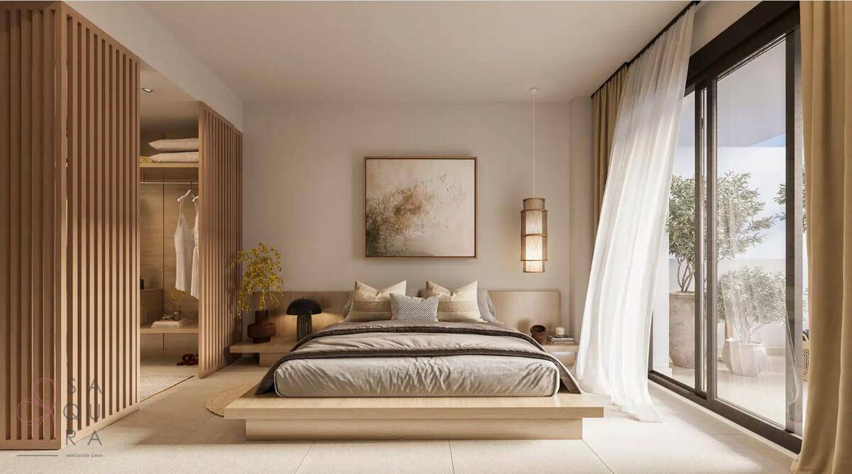 Modernes Schlafzimmer mit Holzelementen, großem Bett und Zugang zu einem Außenbereich.