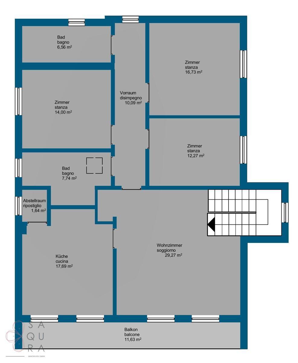 Grundriss des Erdgeschosses mit Küche, Wohnzimmer, Schlafzimmern und Balkon.
