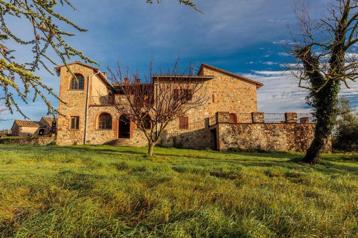 Charmantes Steinhaus mit traditioneller Architektur und weitläufigem Grundstück in ländlicher Idylle.