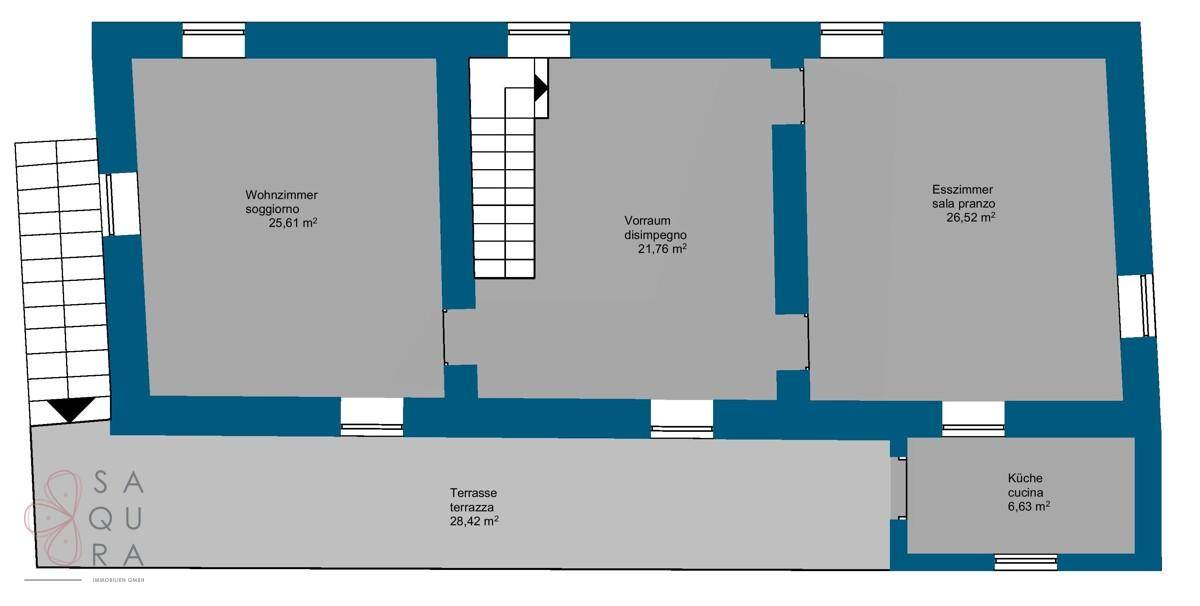 Grundriss des Erdgeschosses mit Wohnzimmer, Esszimmer, Küche und Terrasse.