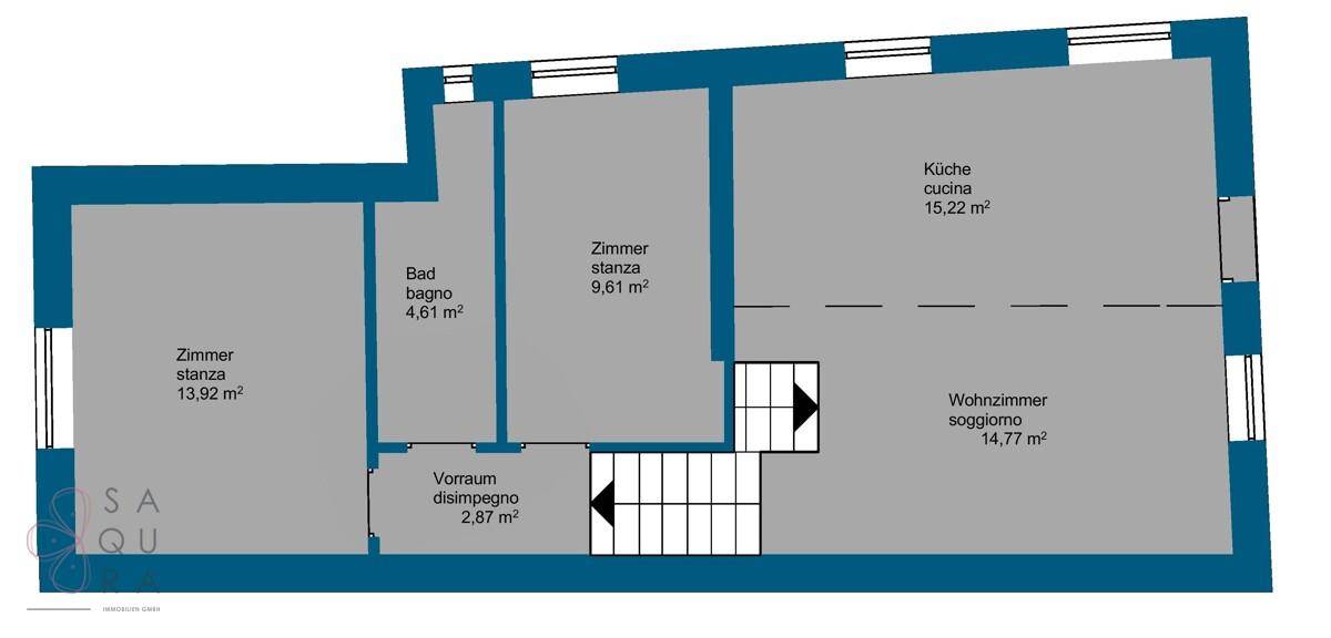 Grundriss des Obergeschosses mit Küche, Wohnzimmer, Bad und zwei Zimmern.