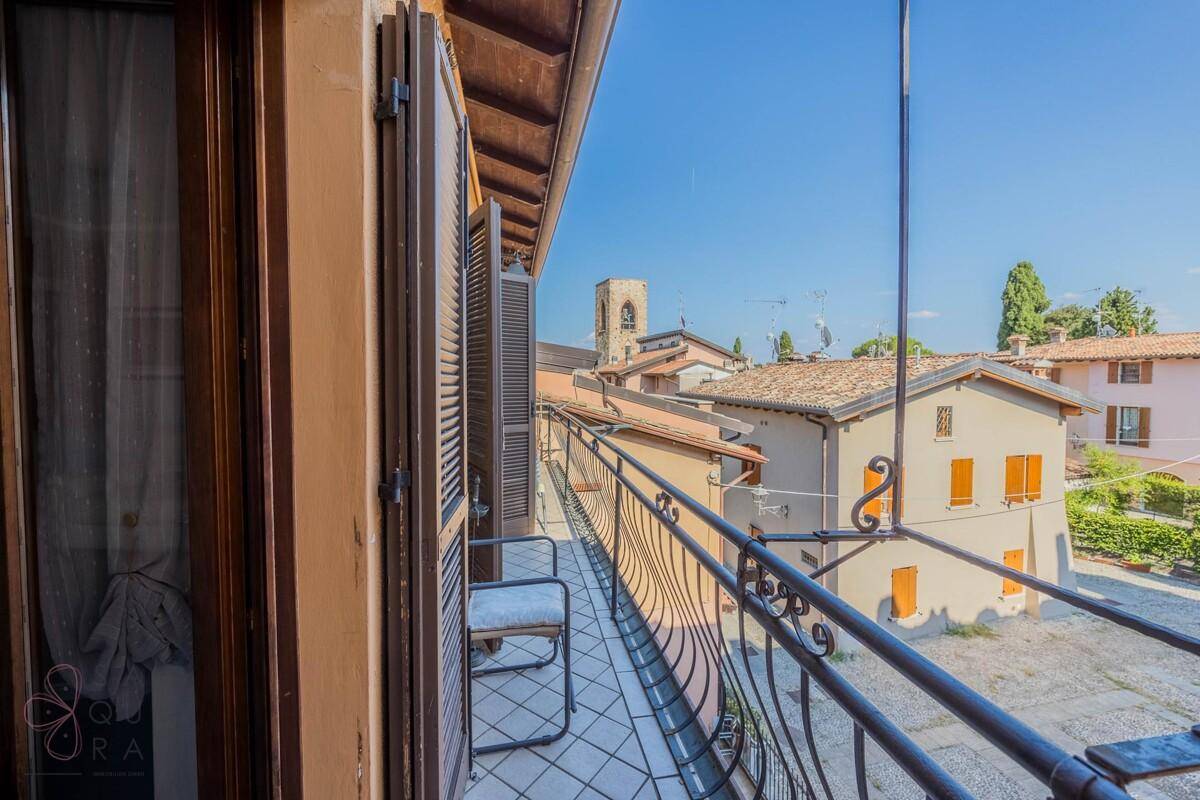 Langer Balkon mit schmiedeeisernem Geländer und Blick über die Dächer der Altstadt.