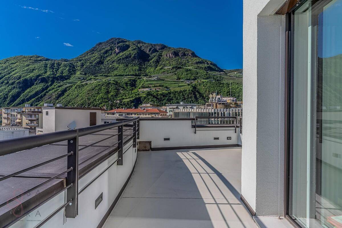 Große Dachterrasse mit Bergblick und viel Platz für Outdoor-Möbel und Entspannung.