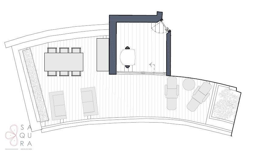 Grundriss einer weitläufigen Terrasse mit Essbereich, Lounge-Möbeln und Whirlpool.