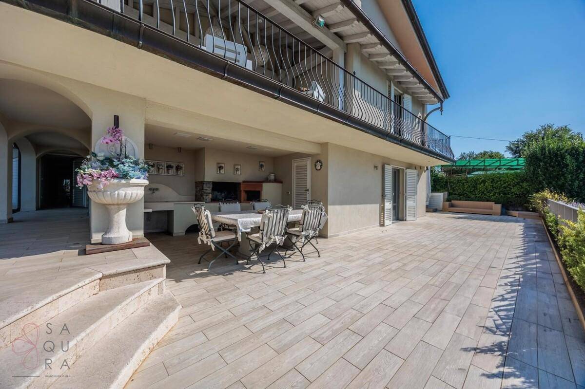 Geräumige Terrasse mit Esstisch und Stühlen, ideal für Mahlzeiten im Freien.
