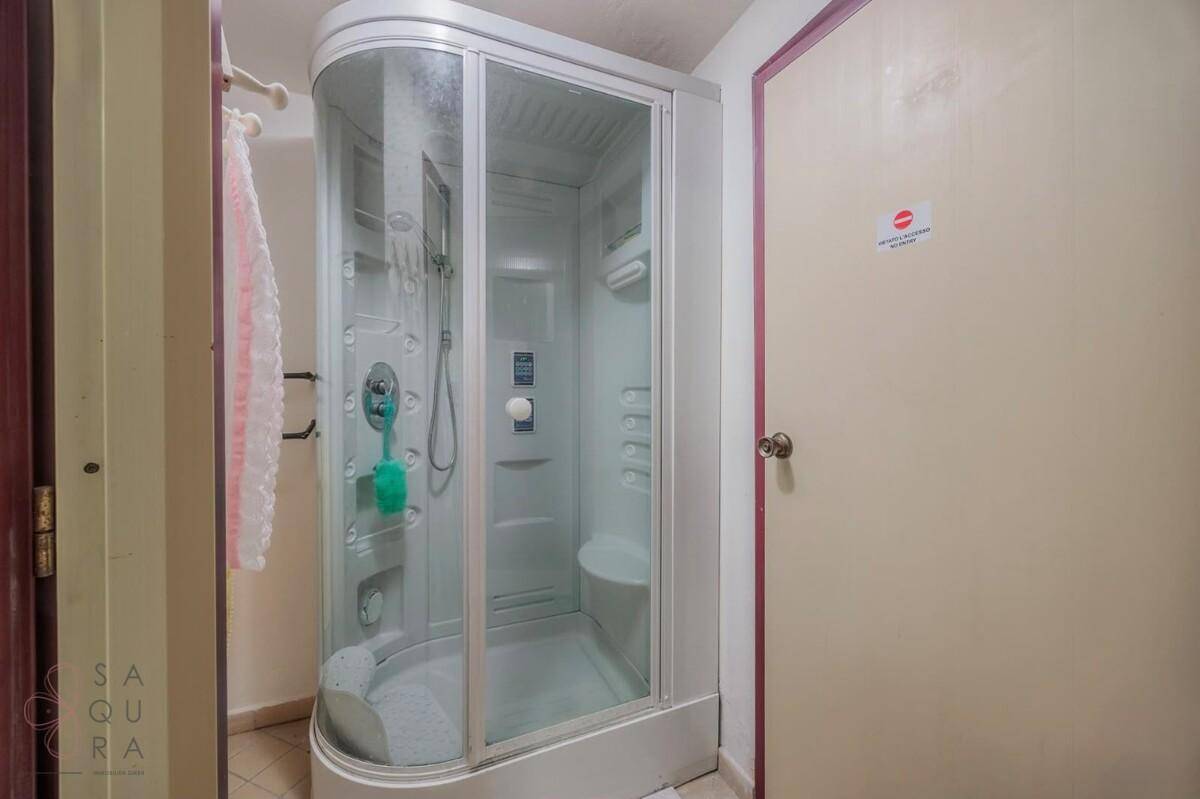 Kompaktes Badezimmer mit einer modernen Duschkabine und hellen Wänden.